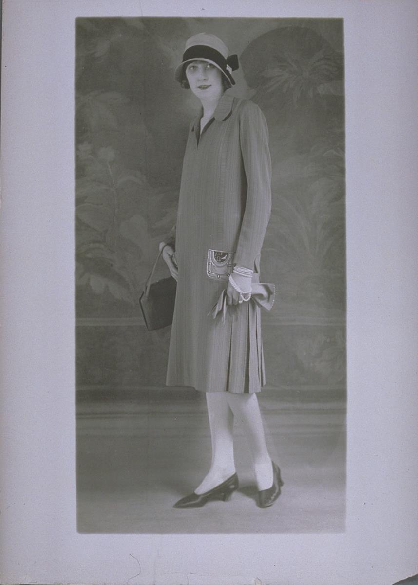 Frau in Kleid von de Flavus