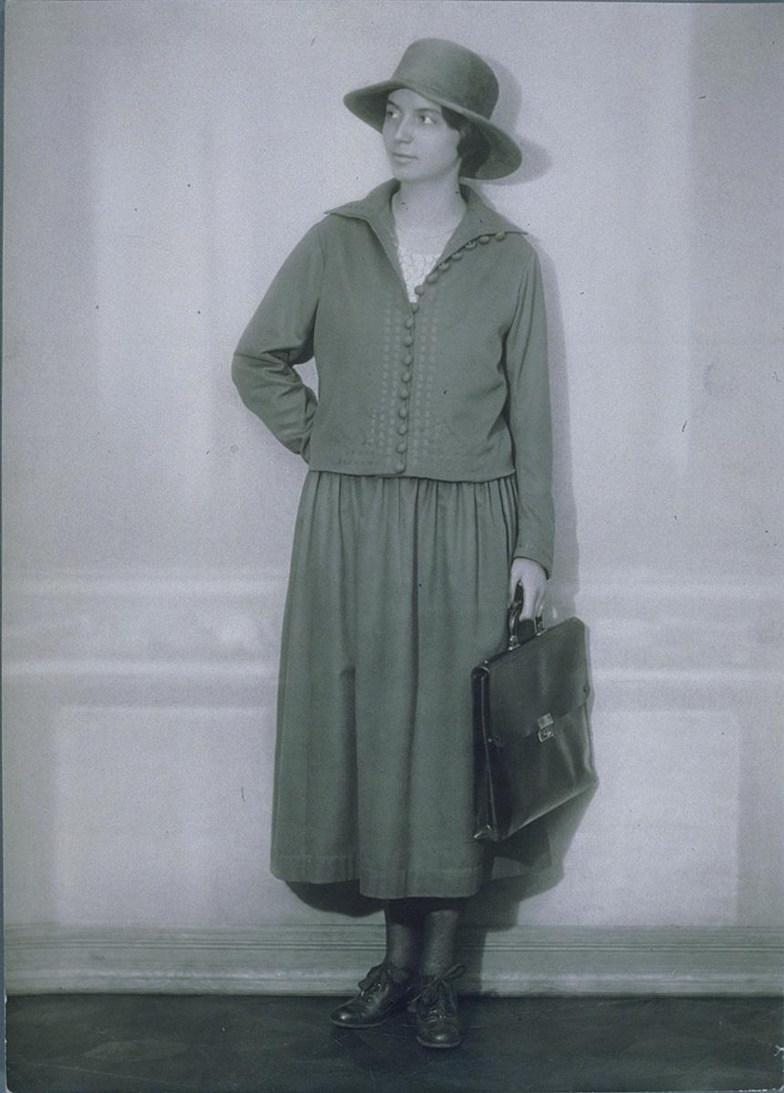 Frau in Ensemble