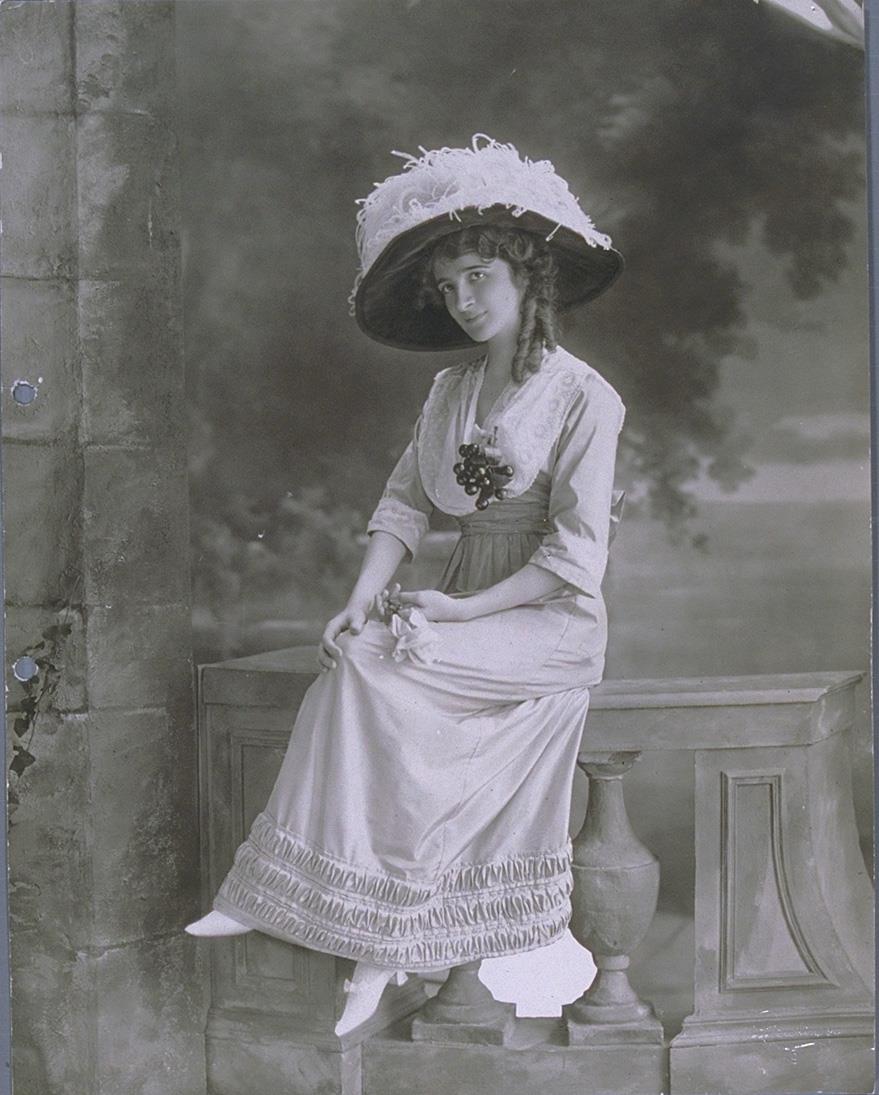 Mademoiselle Mascance in Kleid mit Hut