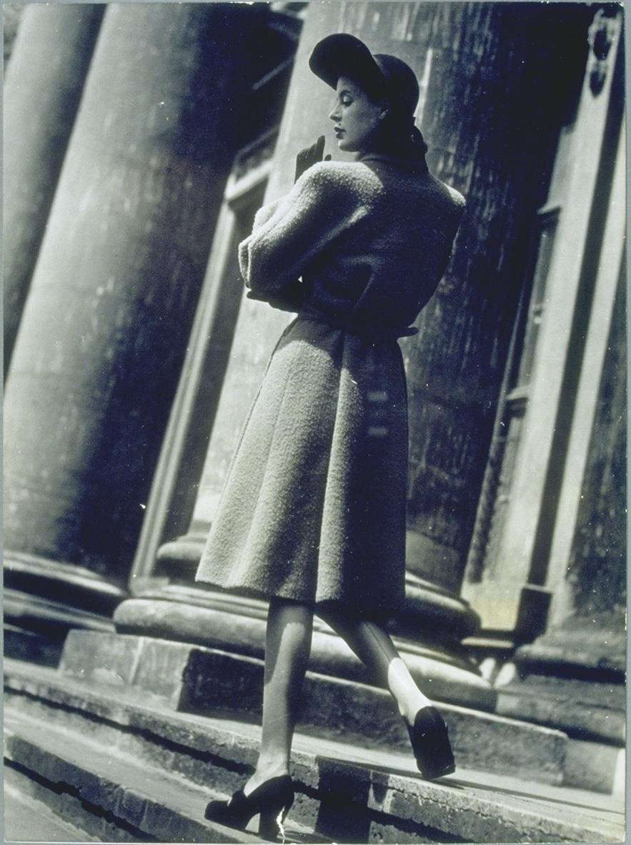 Frau in Mantel von Berliner Modelle G. m. b. H.