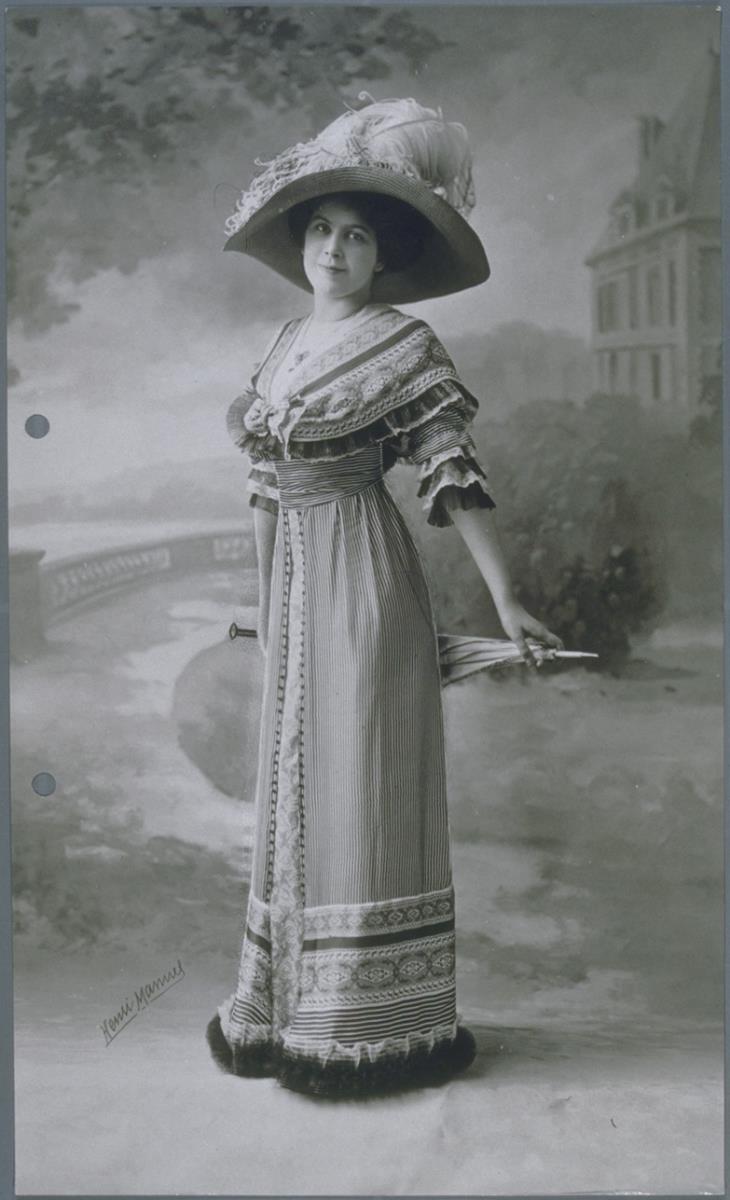 Frau in Kleid von Rivain et Cie.