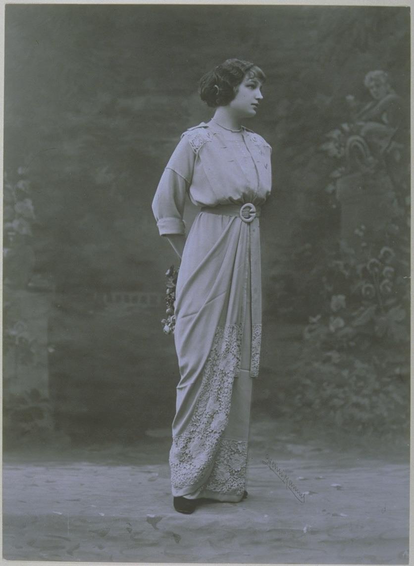 Frau in Kleid und Mantel von Elise Poiret