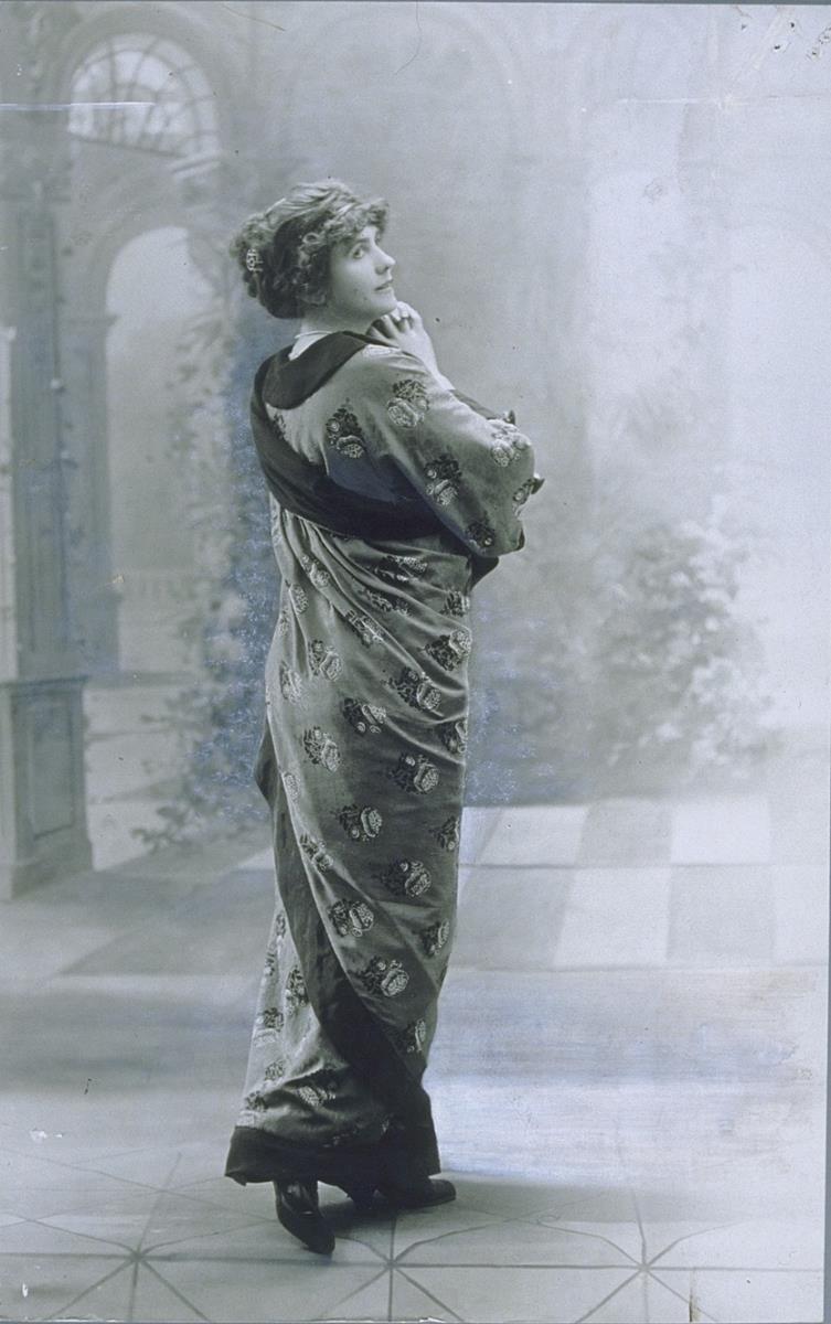 Frau in Kleid von Ascott