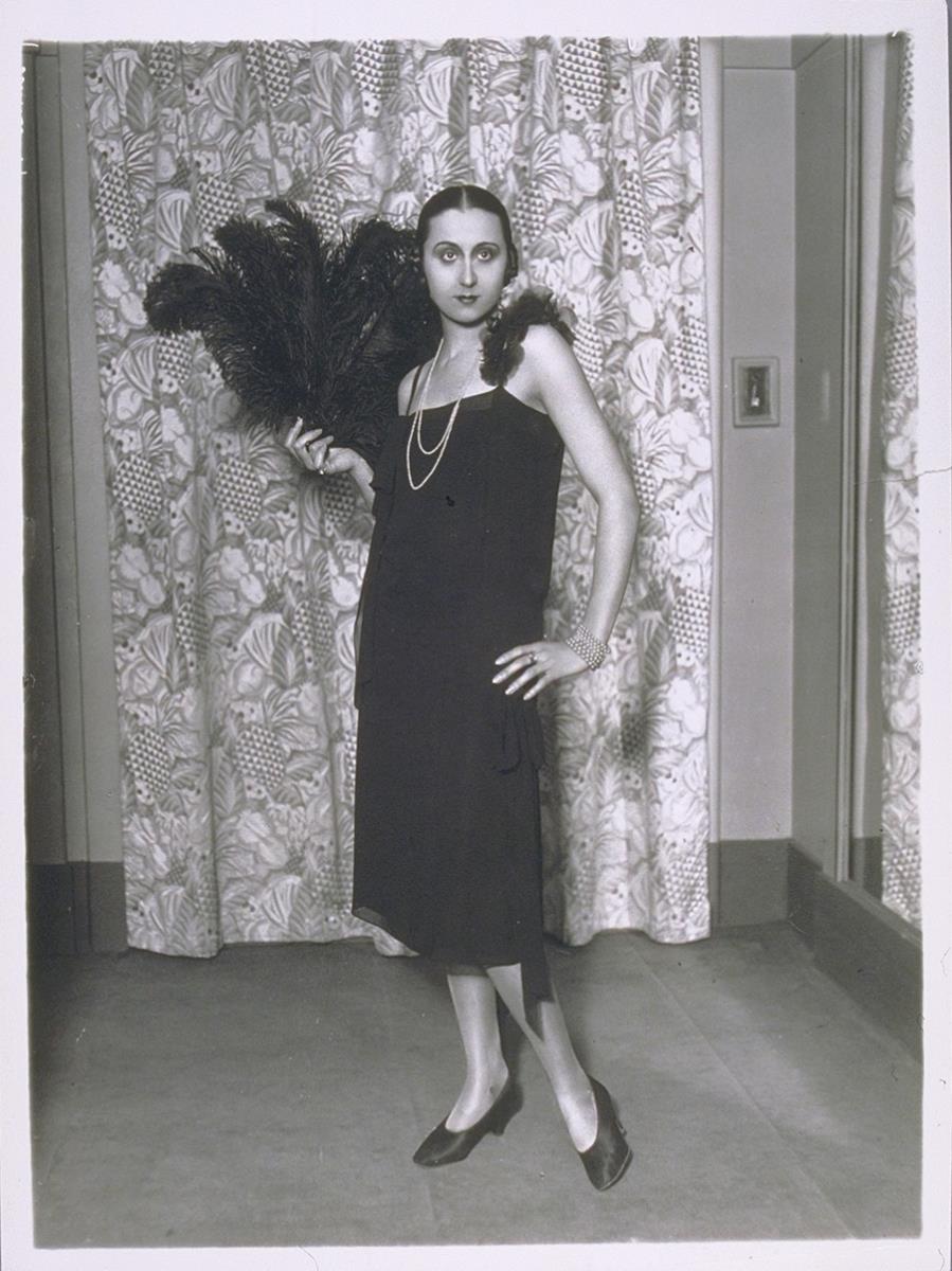 Frau in Kleid von Jones