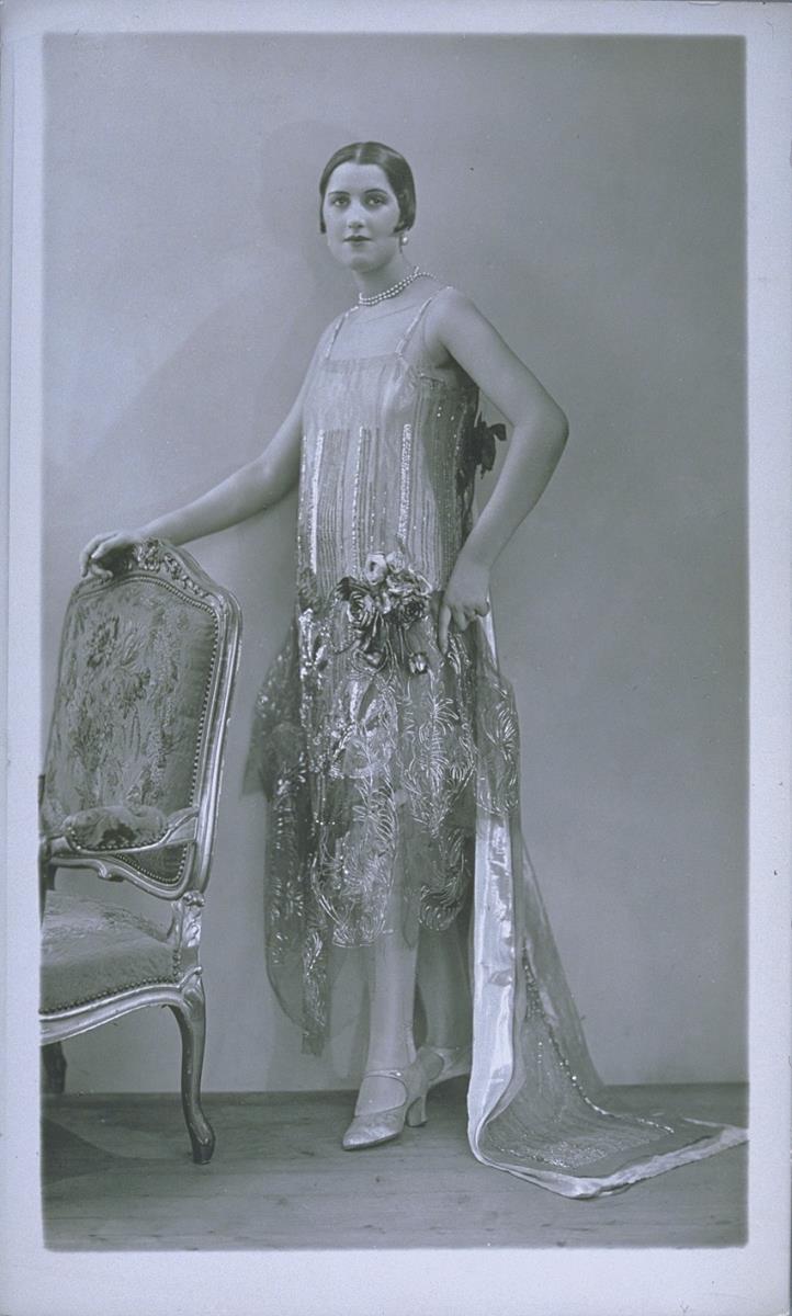 Frau in Kleid von Boué Soeurs