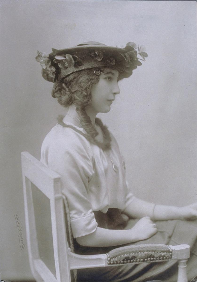 Frau in Bluse mit Hut von Boniface