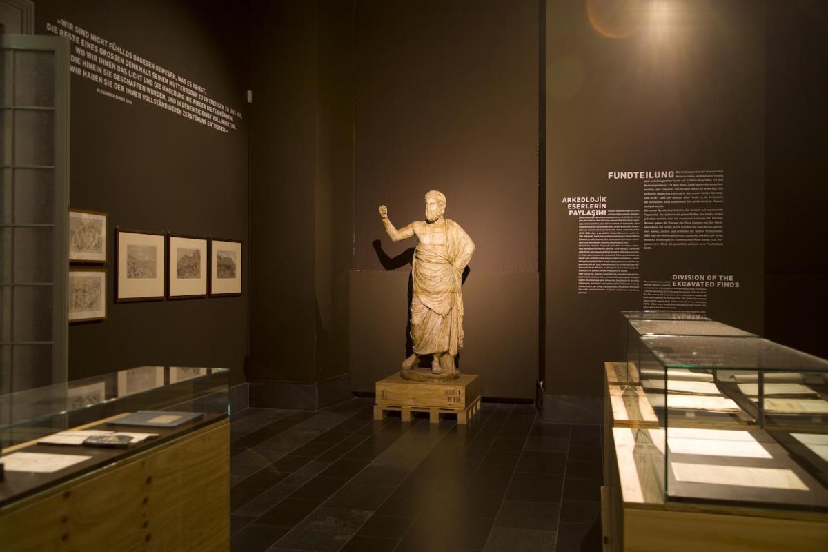 Blick in den Ausstellungsbereich "Fundteilung" der Sonderausstellung "Pergamon - Panorama der antiken Metroploe (30.09.2011 - 30.09. 2012)