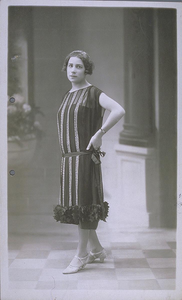 Frau in Kleid von Andrée