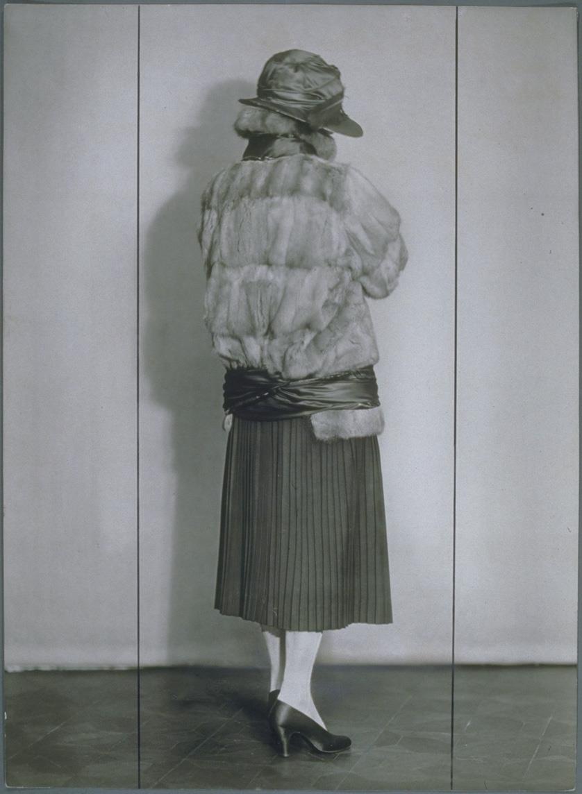Ada von Senden in Jacke und Rock von Otto Haas-Heye
