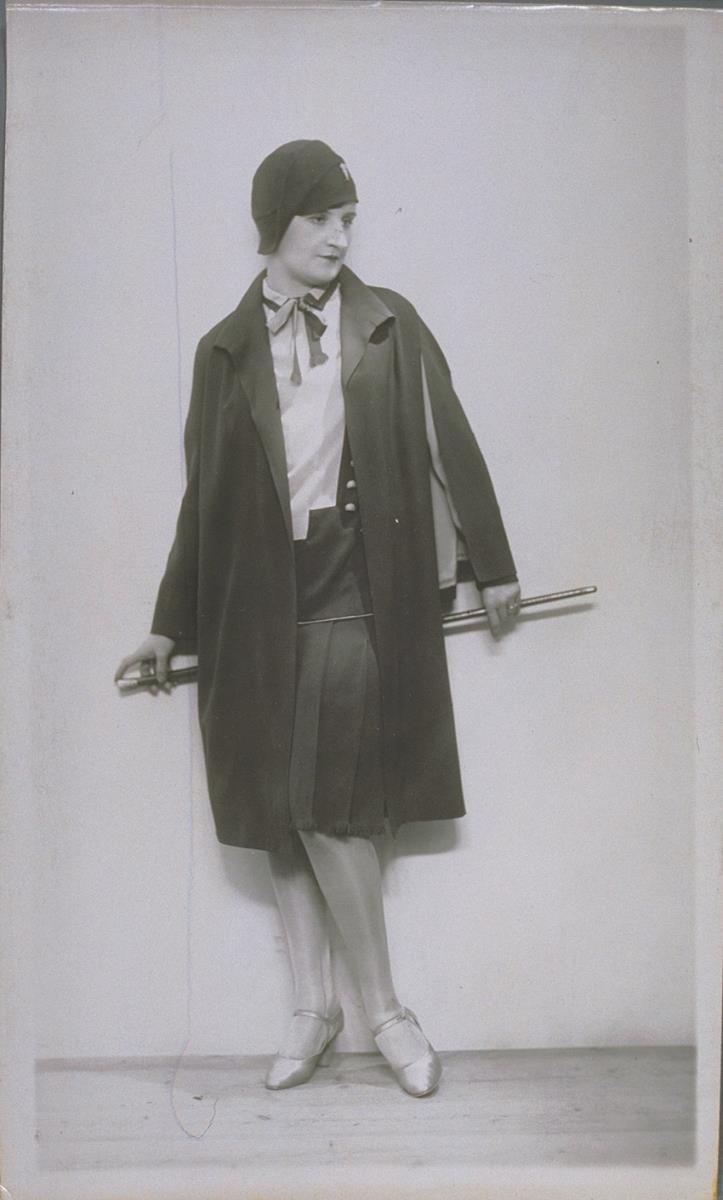 Frau in Kleid und Jacke mit Hut von Riva