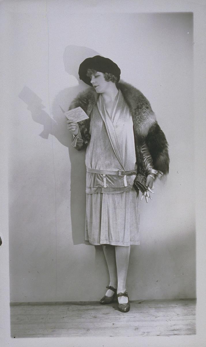 Frau in Kleid von Reard