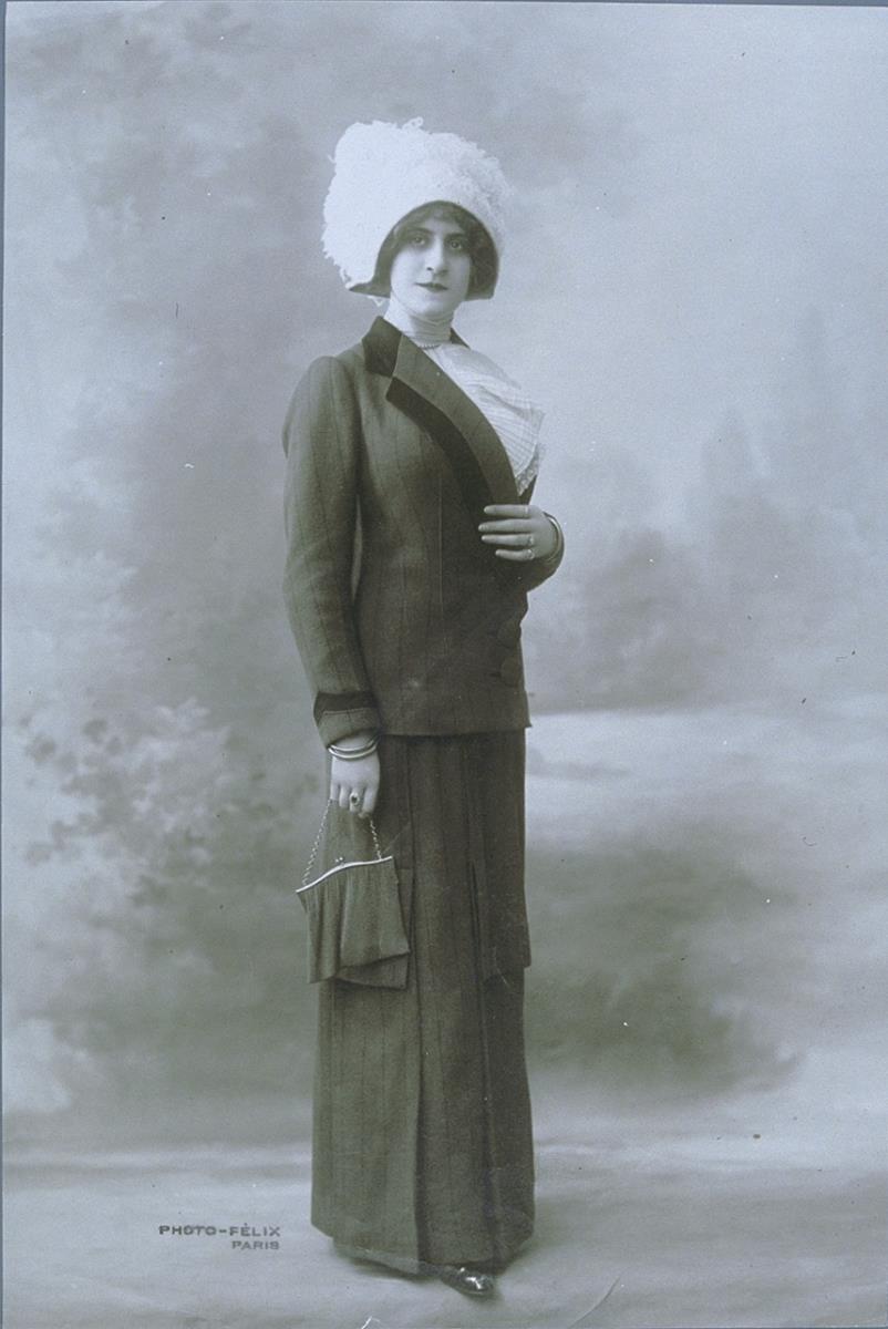 Mademoiselle Mathé in Jacke und Rock von Mathé (?)