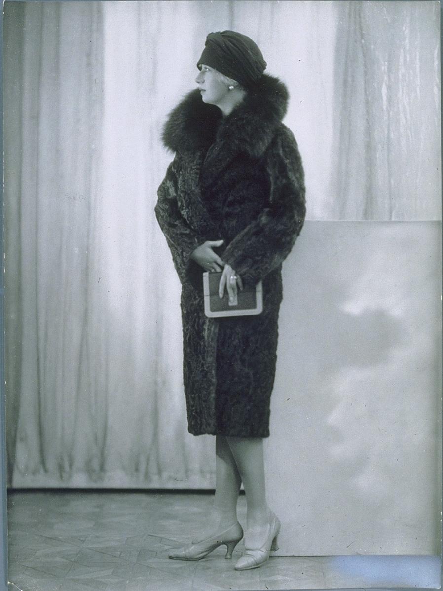 Frau in Mantel von Gerson-Prager Hausdorff