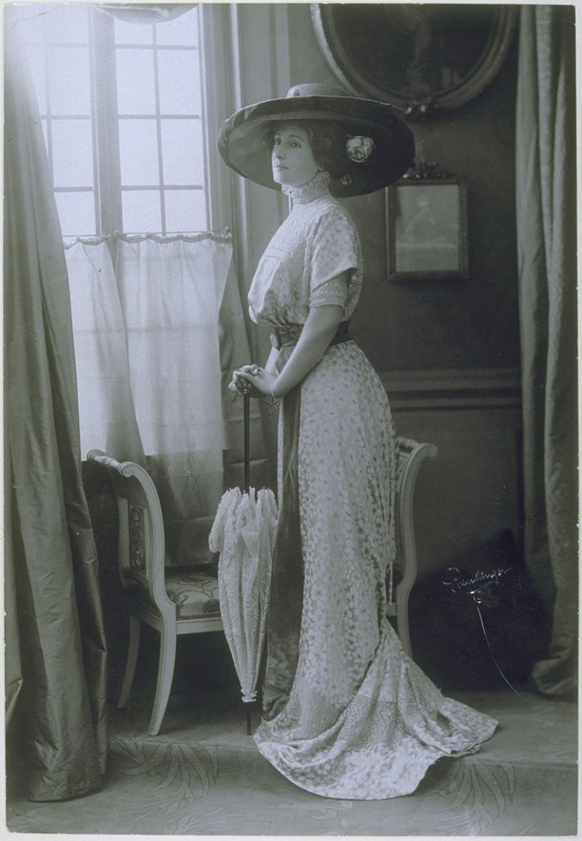 Renée Desprez in Kleid von Jacques Doucet
