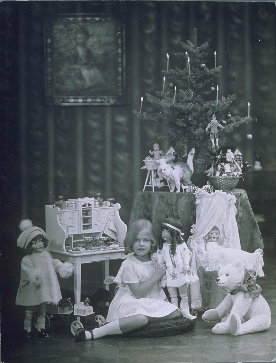 Mädchen in Kleid mit Geschenken zu Weihnachten