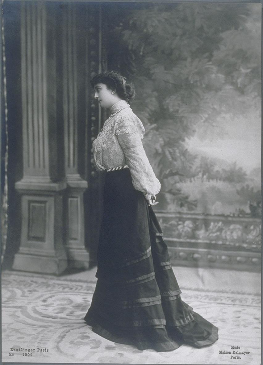 Frau in Bluse und Rock von Maison Dalmayer