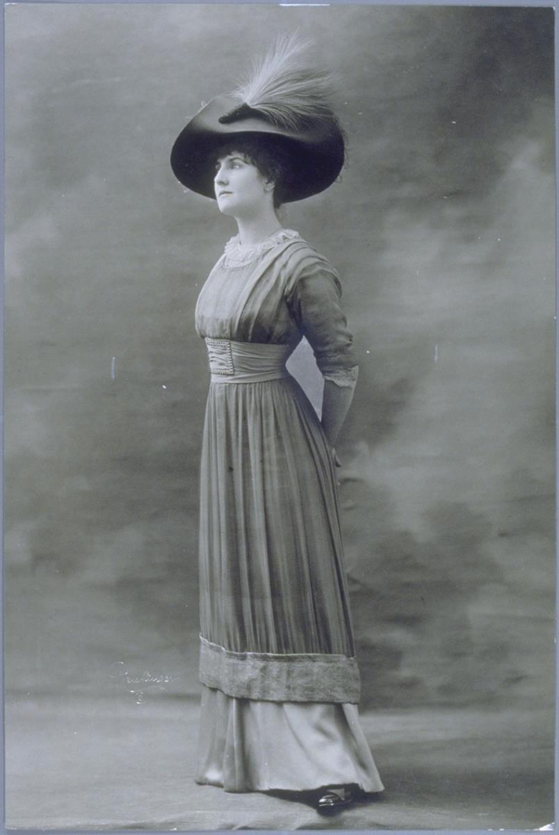 Mademoiselle Cormou in Kleid