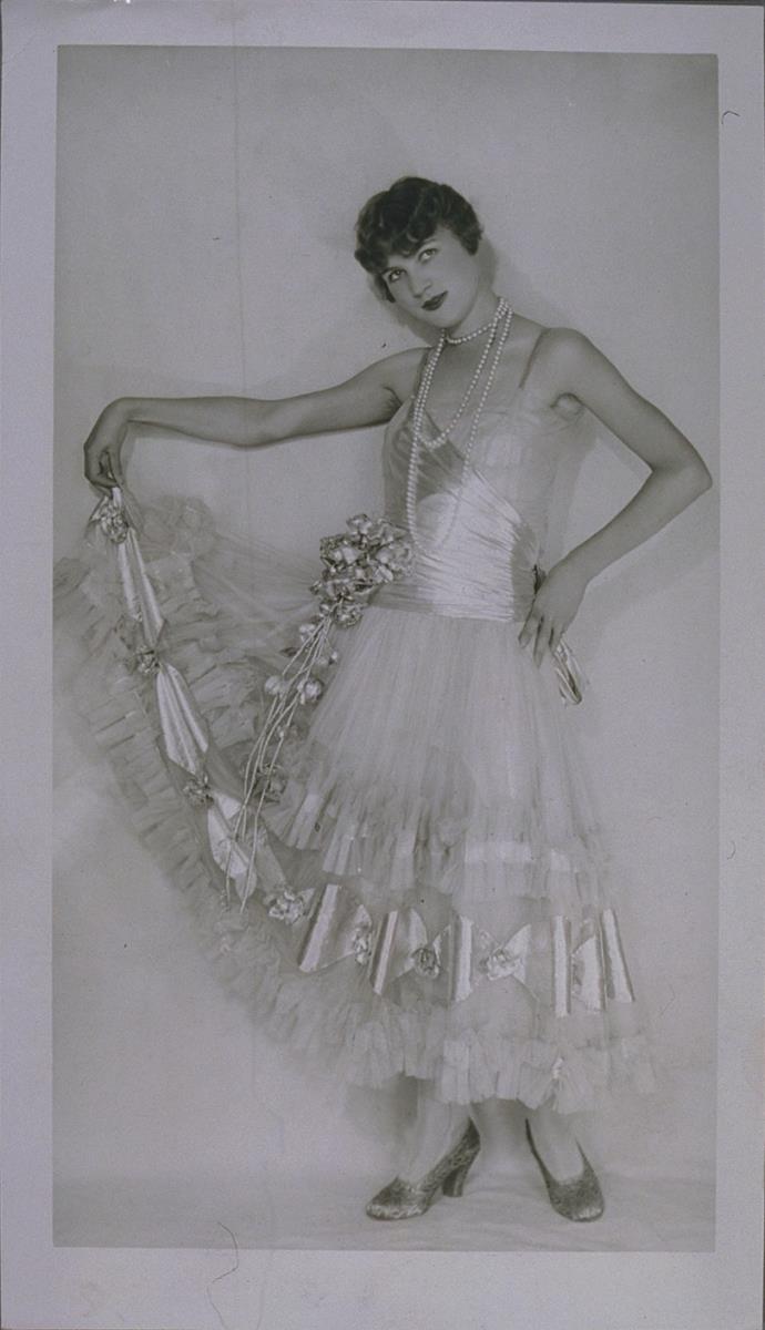 Frau in Kleid
