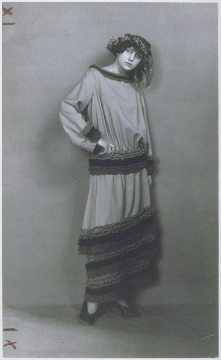 Frau in Kleid