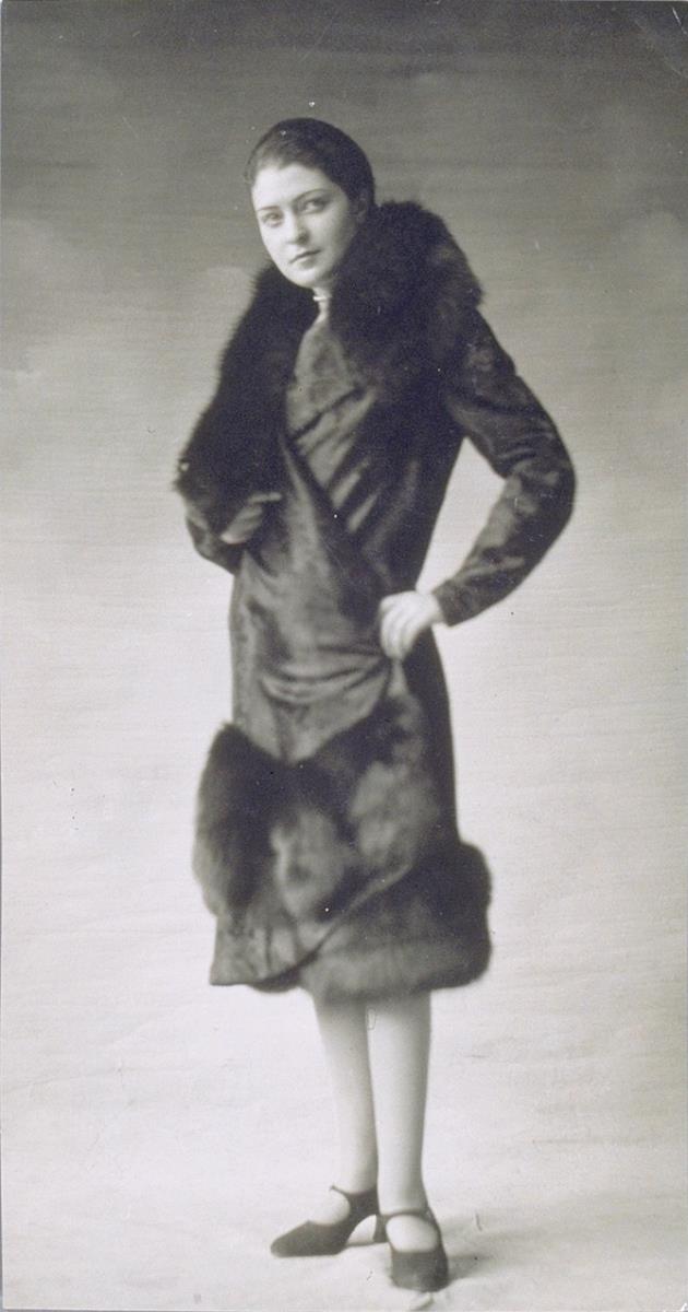 Frau in Mantel von Guttmann