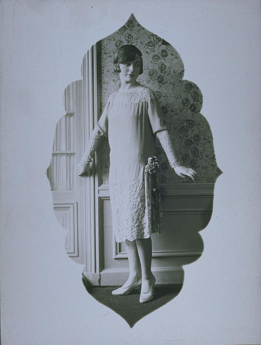 Frau in Kleid von Félix Dupony