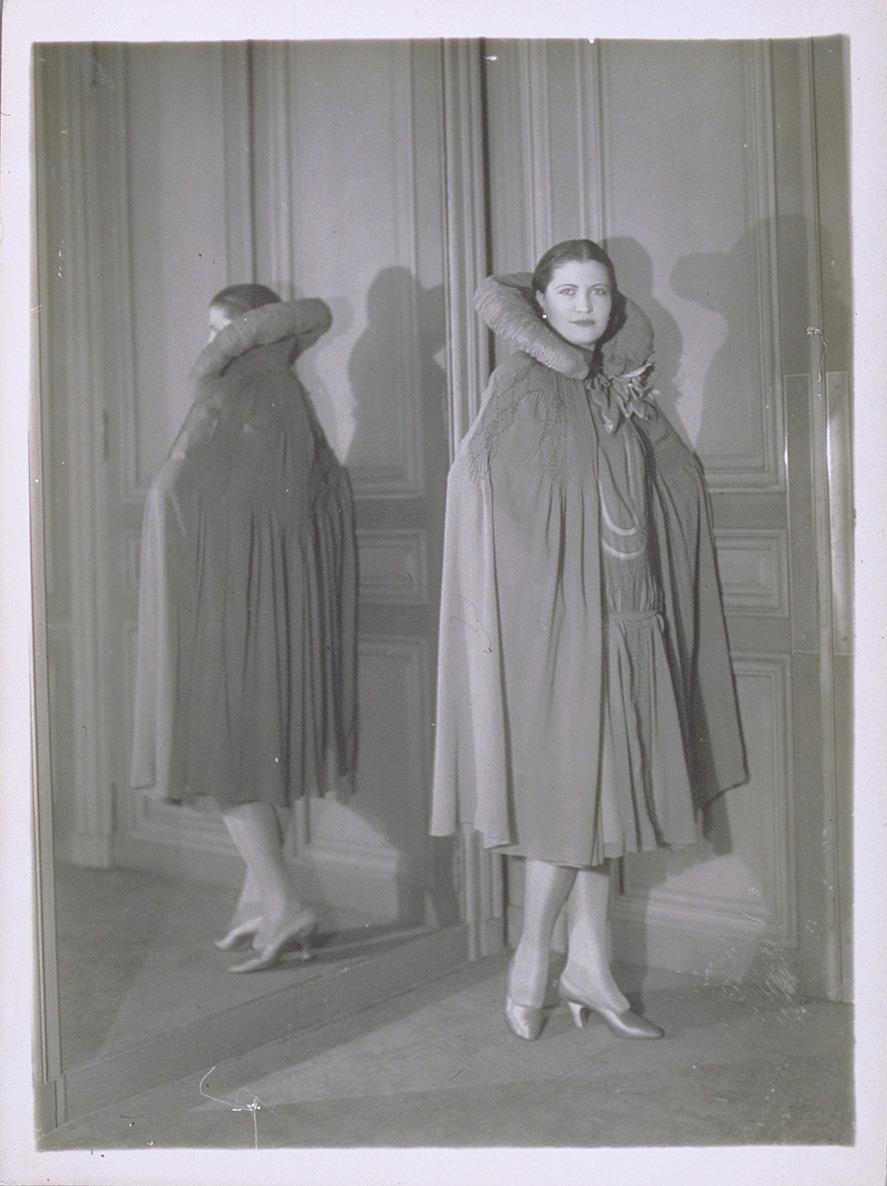 Frau in Kleid und Cape von Cyber