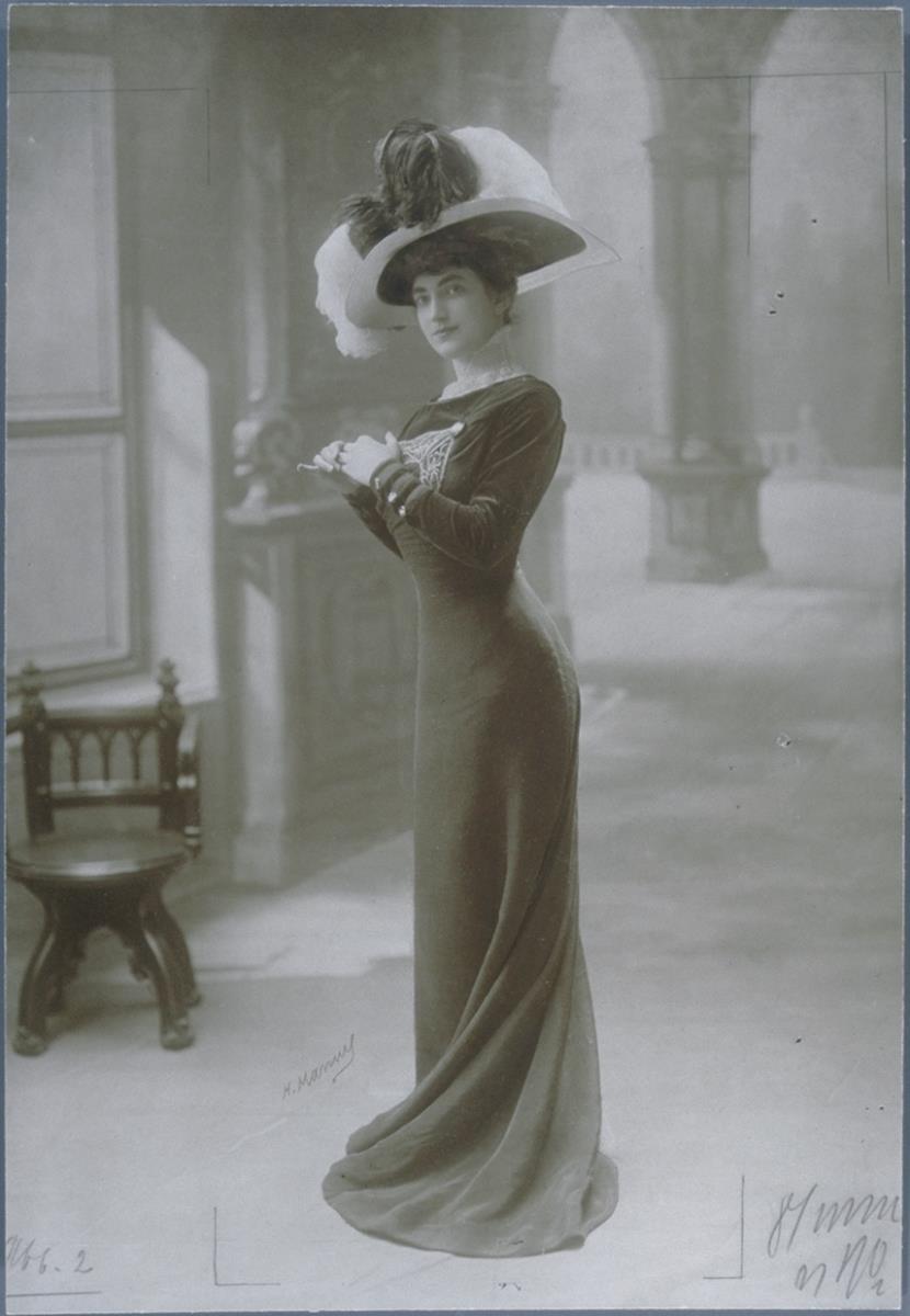 Frau in Kleid
