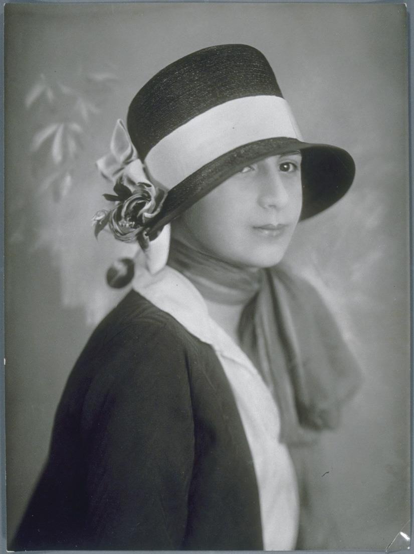 Frau mit Hut von Hoherz