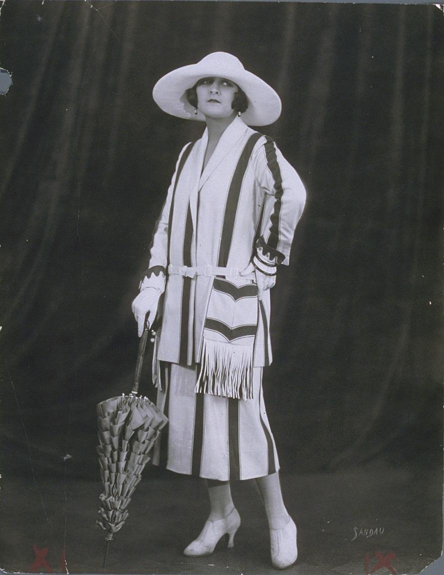 Lya de Putti in Jacke und Rock mit Hut von Modellhaus Max Becker