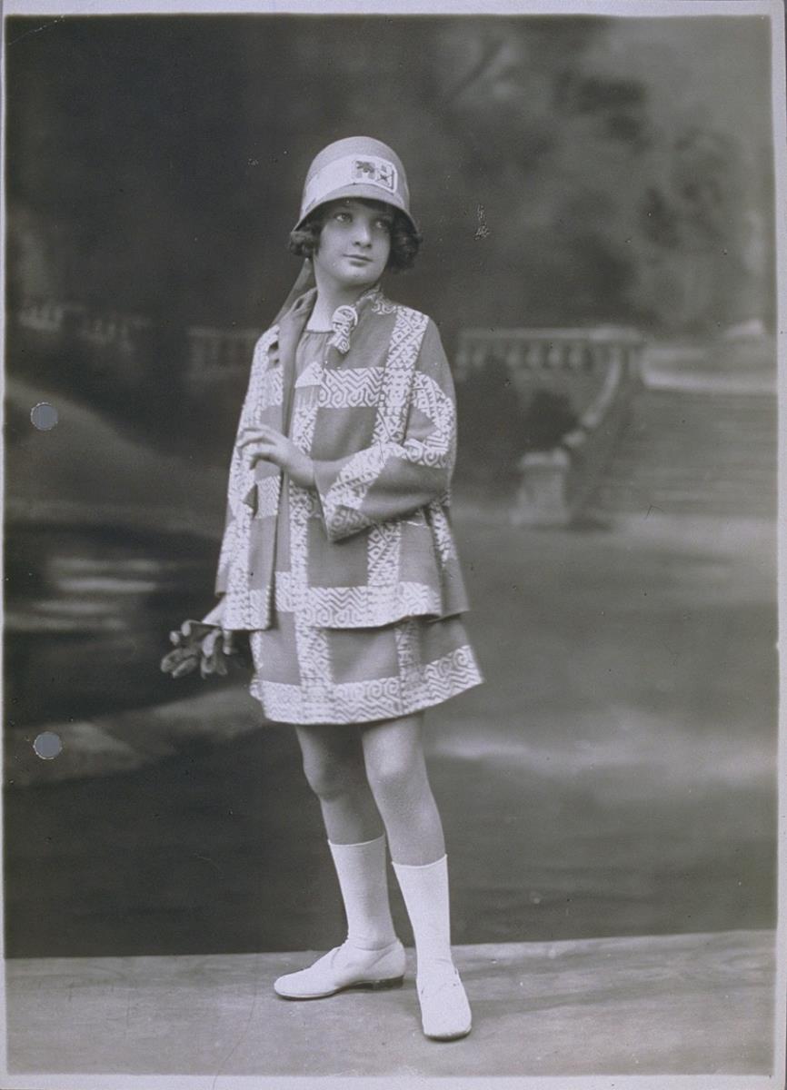 Mädchen in Jacke und Kleid von Fairyland