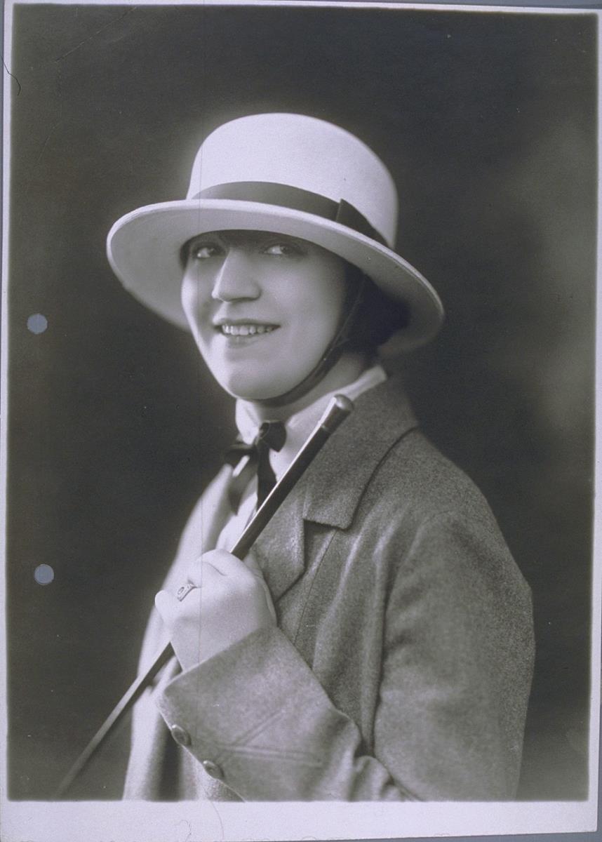Frau mit Hut von Delioy