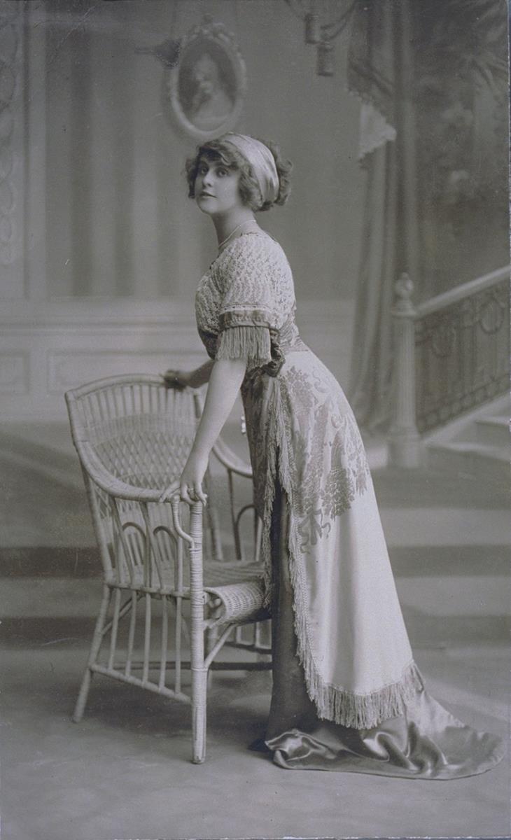 Frau in Kleid