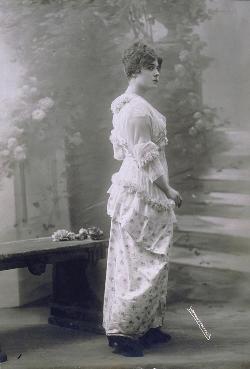 Frau in Kleid von Ascoli