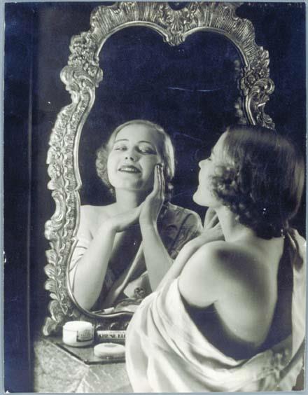 Frau in Morgenmantel mit Cremetopf