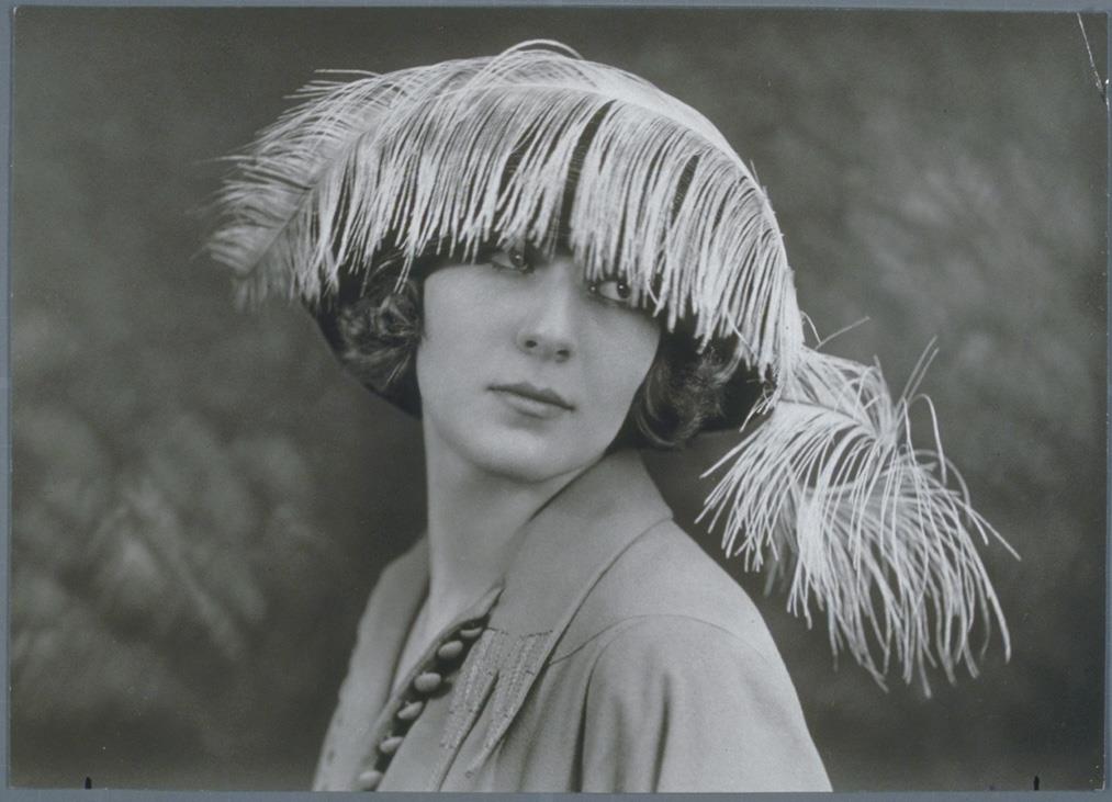Frau mit Hut von Frindt