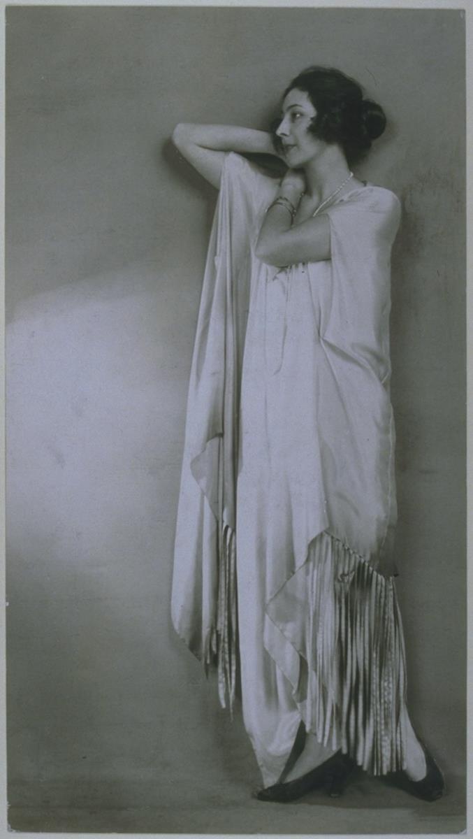 Frau in Nachthemd von Wiener Werkstätten