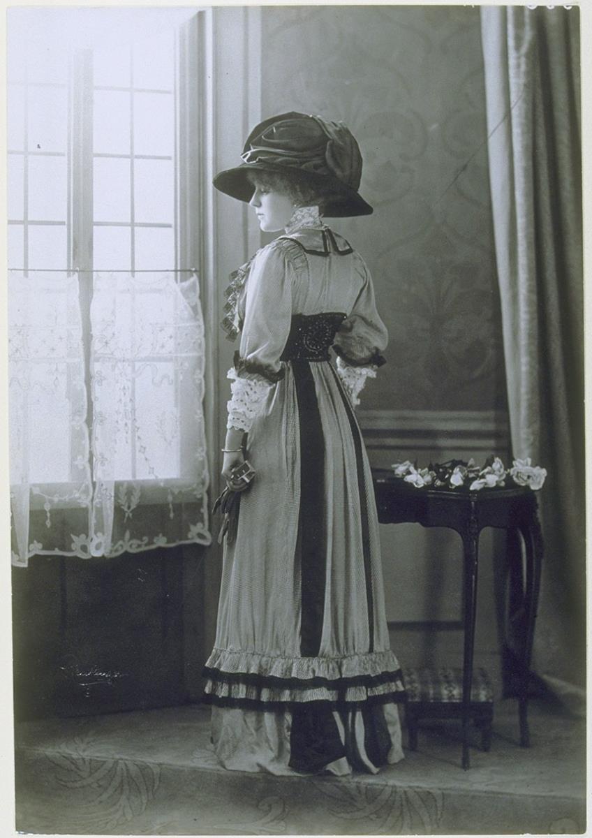 Frau in Kleid von Maison Rouff