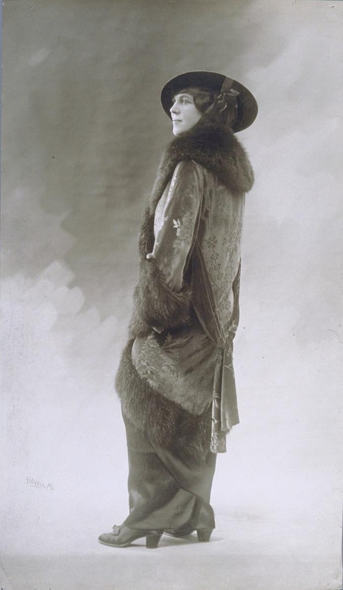 Frau in Mantel von Normand