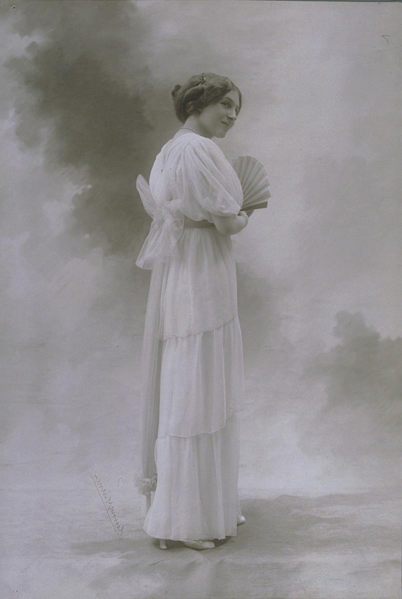 Frau in Kleid