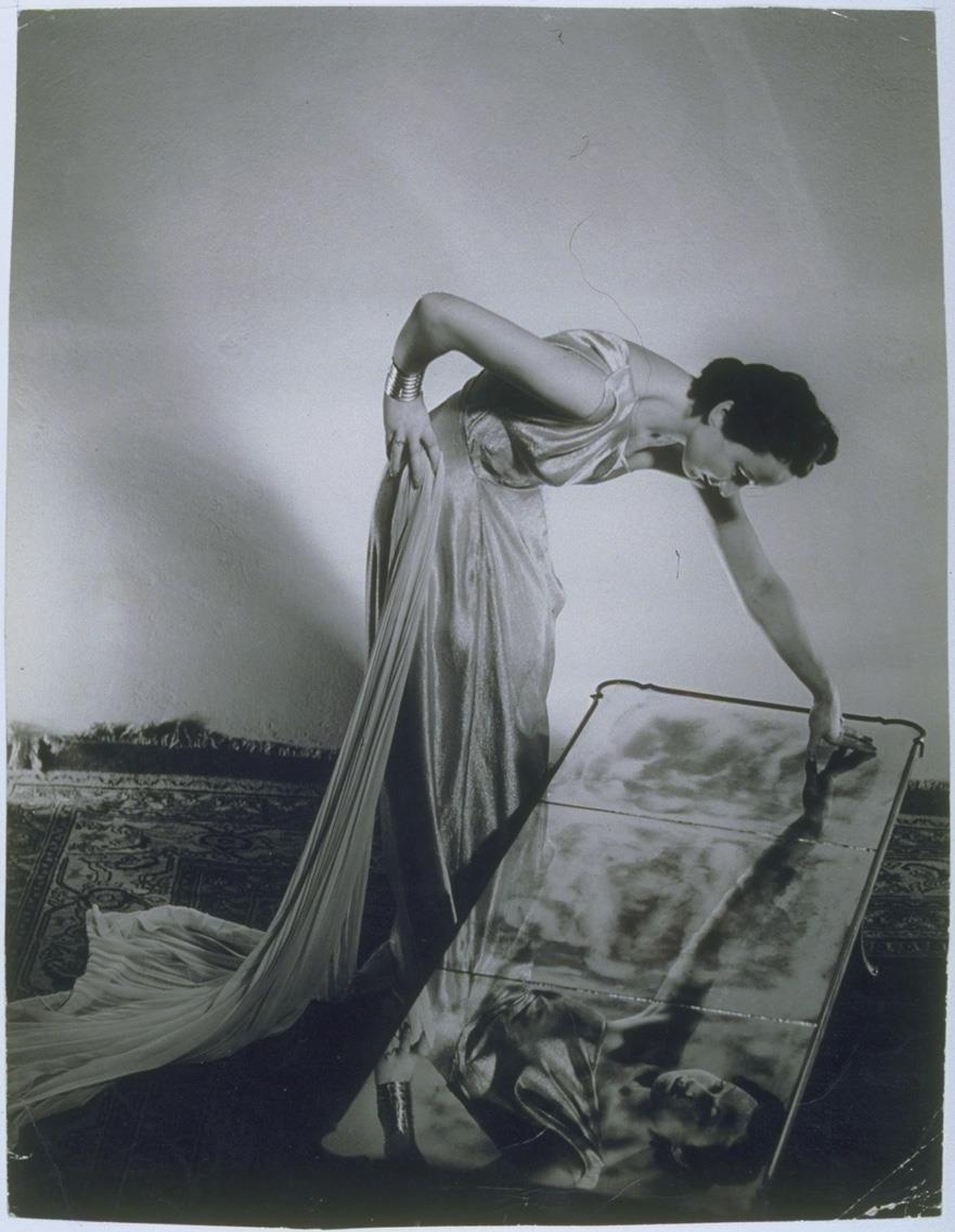 Frau in Kleid von Schulze-Bibernell