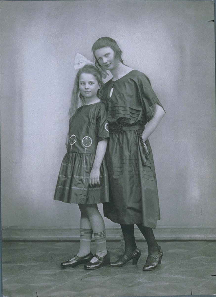 Mädchen in Kleidern von Arnold Müller