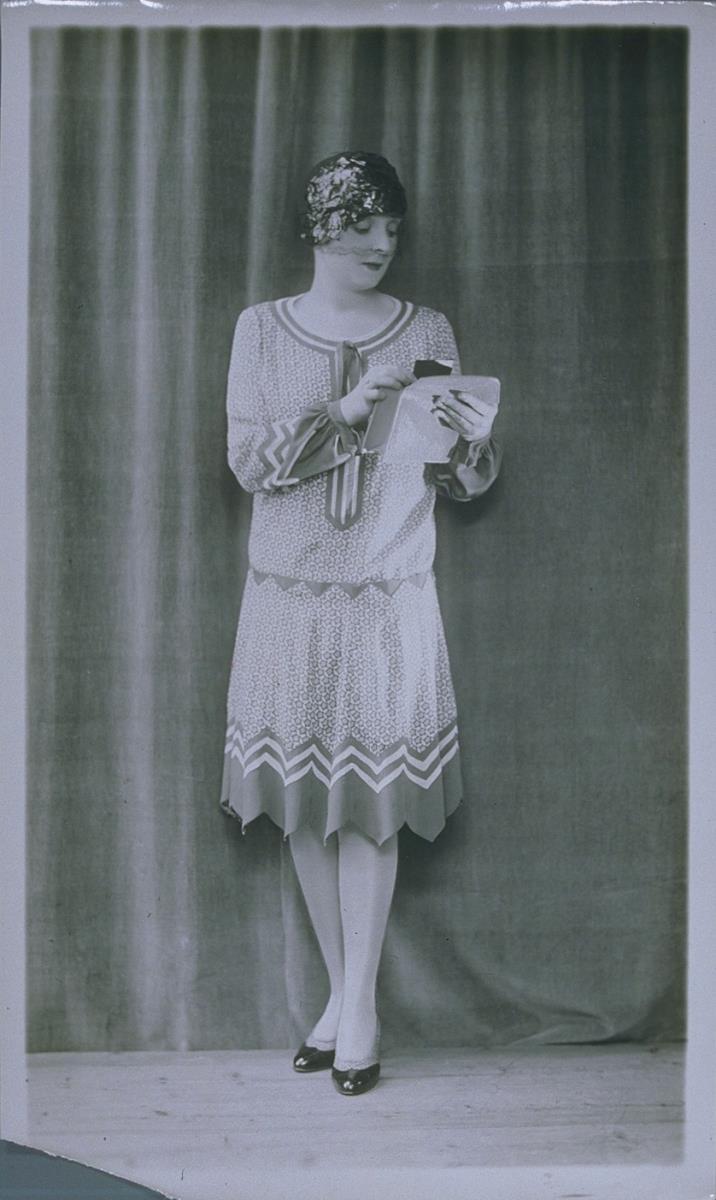 Frau in Kleid von Riva