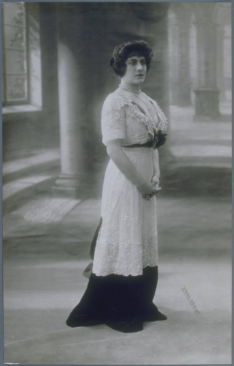 Frau in Kleid von Pingrin