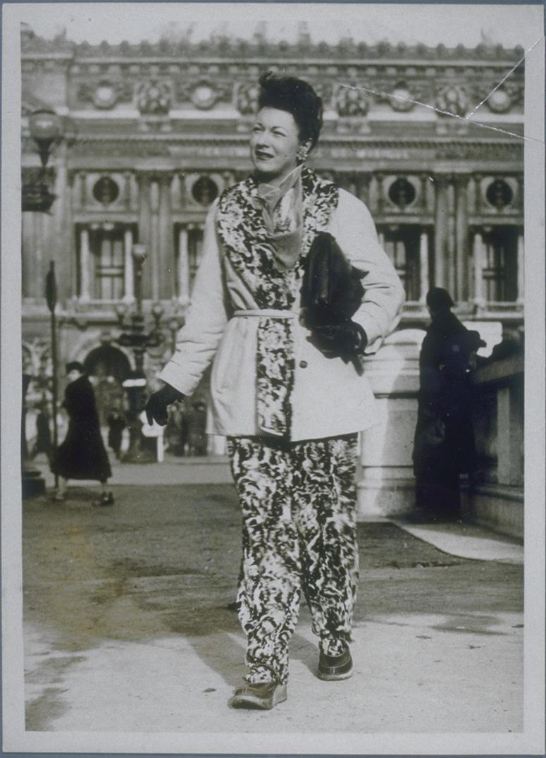 Frau in Jacke und Hose