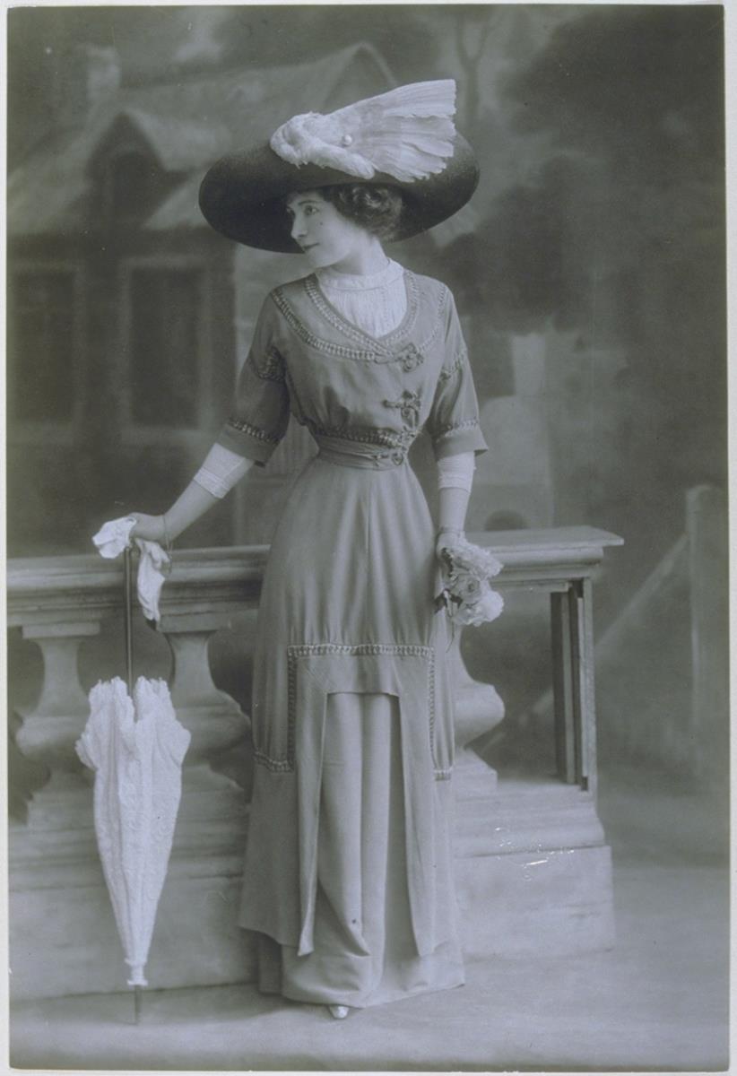 Renée Desprez in Kleid