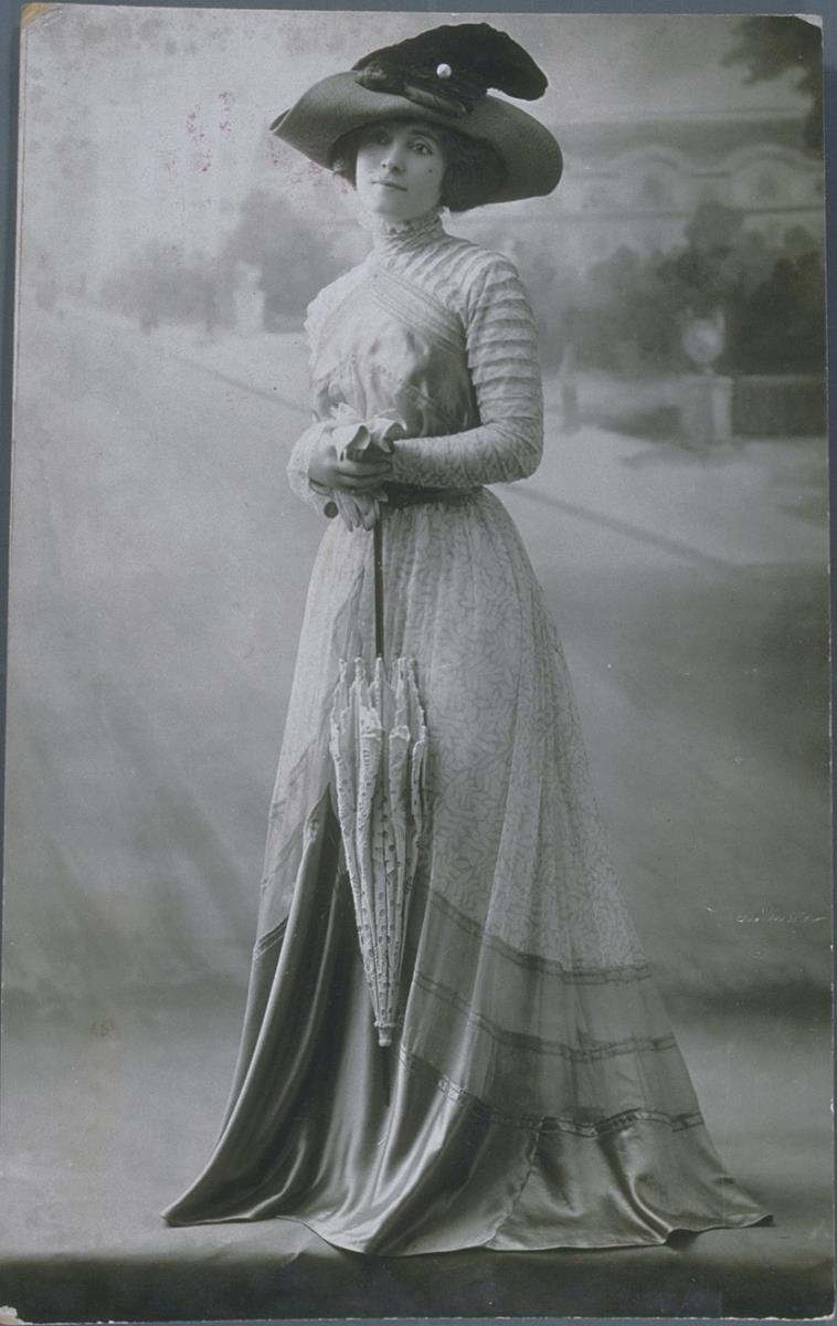 Frau in Kleid