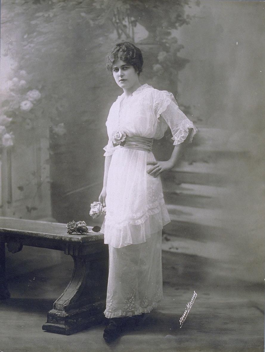 Frau in Kleid von Ascoli