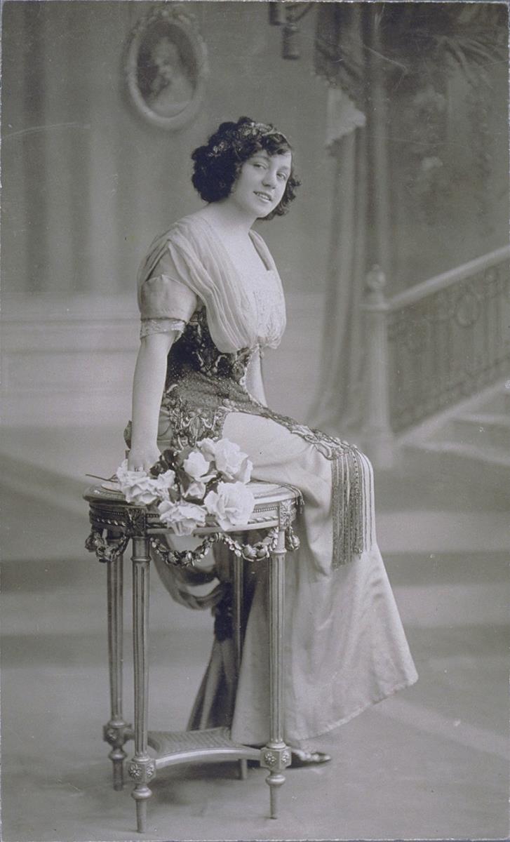 Frau in Kleid