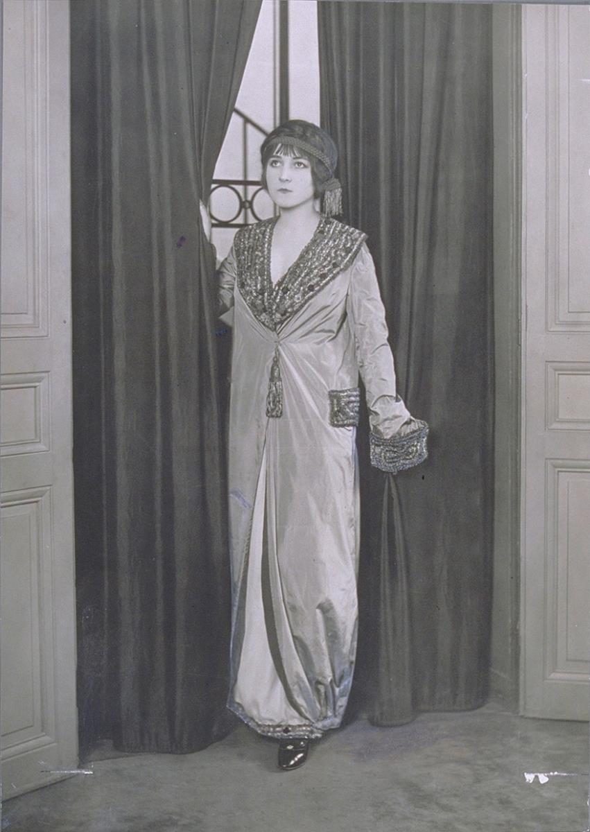 Frau in Kleid von André Groult