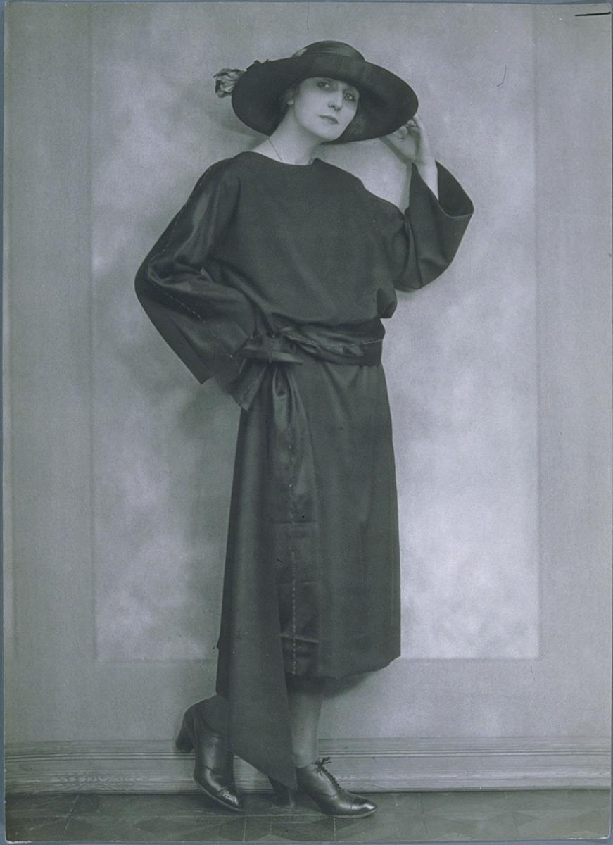 Frau in Kleid von Gerson-Prager Hausdorff
